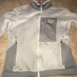 Light grey mountain hardwear jacket